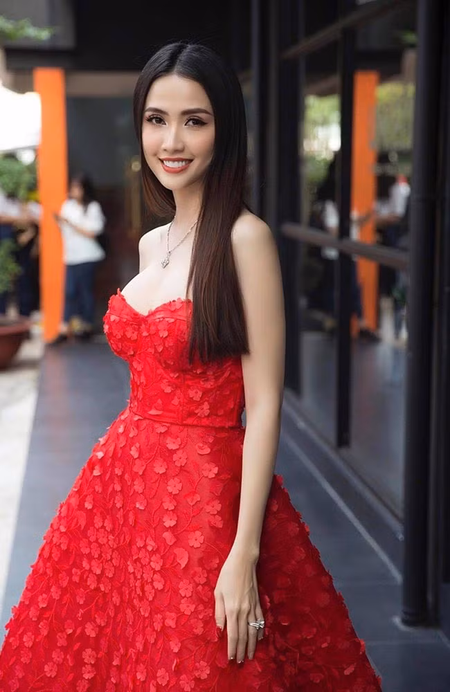 Nhận được nhẫn kim cương giá trị lớn trong ngày Valentine khiến Phan Thị Mơ bị nhiều người đồn đoán đây là quà cầu hôn. Tuy nhiên, Đại sứ Du lịch Tiền Giang chỉ úp mở, nửa đùa nửa thật rằng: “Rồi cũng không biết là quà tỏ tình hay cầu hôn nữa. Thôi thì coi như quà Noel”.