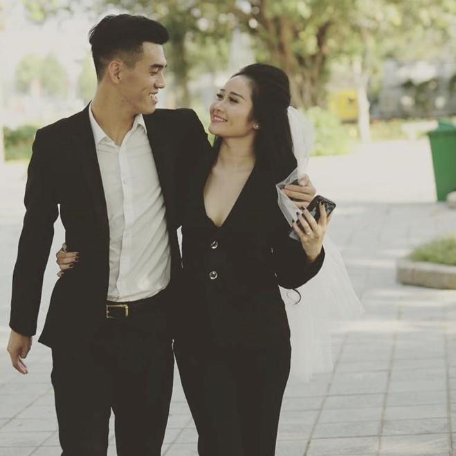 Trước mỗi trận thi đấu hay khi người yêu gặp khó khăn, cô luôn gửi lời nhắn nhủ, động viên. Tình yêu của đôi trẻ được nhiều người ngưỡng mộ và gửi nhiều lời chúc phúc. Ảnh: FBNV.