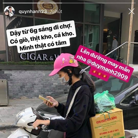 Sáng 28/11/2018, đội tuyển Việt Nam có mặt ở sân bay Nội Bài, bay sang Bacolod (Philippines) để chuẩn bị cho trận bán kết lượt đi giải AFF Cup. Trên story trang cá nhân, Quỳnh Anh gửi lời nhắn đến bạn trai: "Dậy từ 6h sáng đi chợ, có giò, thịt kho, cá kho. Mình thật có tâm. Lên đường may mắn nhé". Sự quan tâm chu đáo này của 9X khiến không ít người ngưỡng mộ. Ảnh chụp màn hình.