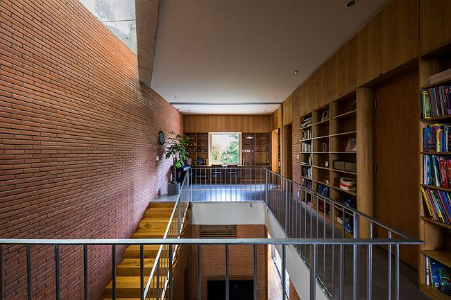 Ngôi nhà được thiết kế khá cởi mở, các phòng chức năng đều có cửa sổ lớn đón sáng hoặc lối đi ra các vườn cây, từ đó mối liên kết giữa con người và thiên nhiên càng thêm chặt chẽ.