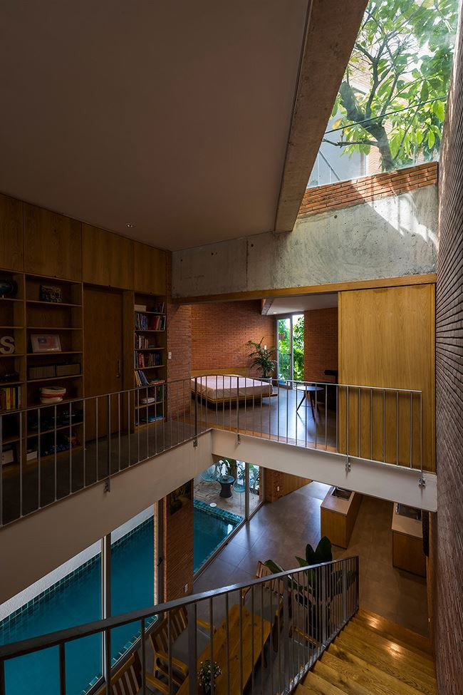 Rất nhiều bức tường gạch nung đỏ được giữ nguyên, không sơn trát, tạo nên vẻ đẹp gần gũi, truyền thống cho một căn nhà hiện đại.