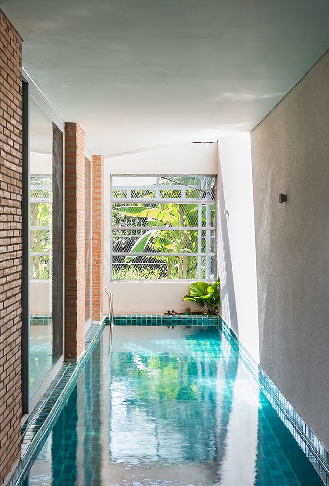 Căn nhà thiết kế dạng nhà ống nhưng các khoảng lệch tầng hợp lý giúp không gian sống không bị bí bách, luôn thông thoáng, nhiều ánh sáng. Để tiết kiệm ngân sách xây dựng, gạch nung đã được lựa chọn làm vật liệu chính.