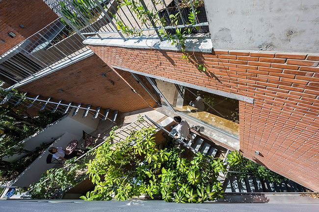 12 bậc thang lớn để trồng cây xanh được lồng ghép xen kẽ quanh ngôi nhà, chạy thẳng lên tầng thượng. Diện tích các khu vườn đã chiếm tới 30% diện tích xây dựng cả căn nhà. Nếu thiết kế đúng kiểu biệt thự nhà vườn với bồ bơi và vườn cây ở phía trước hoặc sau nhà thì không gian còn lại cho các phòng chức năng rất ít.