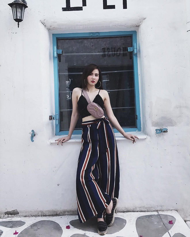 Là diễn viên quen mặt nhưng ít ai biết Huyền Lizzie từng tốt nghiệp ngành Quản trị kinh doanh. Sau đó, 9X được chú ý nhiều hơn khi lọt top 5 Miss teen 2009. Năm 2012, cô lên xe hoa với chồng hơn 8 tuổi. Tuy đã kết hôn nhưng Huyền Lizzie khẳng định sẽ không từ bỏ sự nghiệp diễn xuất.