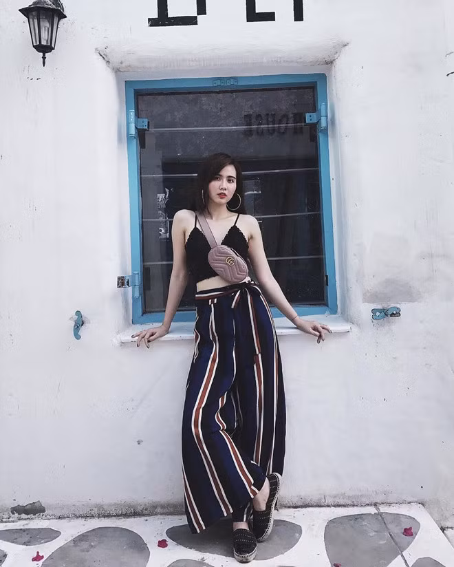 Là diễn viên quen mặt nhưng ít ai biết Huyền Lizzie từng tốt nghiệp ngành Quản trị kinh doanh. Sau đó, 9X được chú ý nhiều hơn khi lọt top 5 Miss teen 2009. Năm 2012, cô lên xe hoa với chồng hơn 8 tuổi. Tuy đã kết hôn nhưng Huyền Lizzie khẳng định sẽ không từ bỏ sự nghiệp diễn xuất.