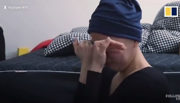 Cuối cùng, cô quyết định cạo đầu. Dù rất mạnh mẽ, nhưng khi những lọn tóc cuối cùng rơi xuống, cô đã phải bật khóc.