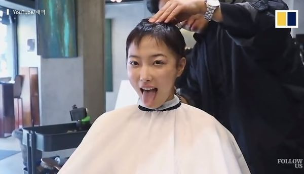 Sau đó, tóc cô nhanh chóng bị rụng. Càng ngày càng nhiều. Đến mức bạn trai cô đã phải thay ga giường màu tối để ”che giấu” những đoạn tóc này.