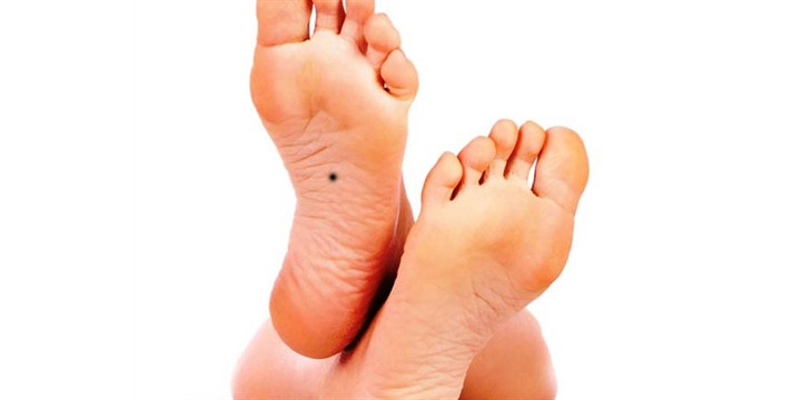  Có nốt ruồi dưới lòng bàn chân: Từ xa xưa, nốt ruồi son đã tượng trưng cho sự may mắn và hưng thịnh. Vì vậy, dù ở bất cứ đâu trên cơ thể thì nó cũng mang một ý nghĩa tích cực. Đặc biệt, phụ nữ mà sở hữu nốt ruồi son dưới lòng bàn chân thì xác định cả đời sung sướng, an nhàn. 