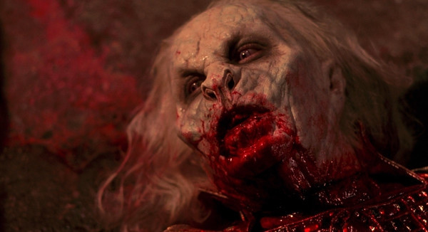 Gary Oldman gây ấn tượng với khán giả với khuôn mặt trắng bệch và nhăn nhúm khi vào vai Count Dracula trong "Bram Stoker's Dracula".