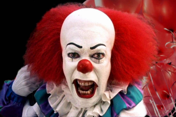 Gã hề Pennywise vốn là hiện thân của một loài sinh vật tà ác cổ xưa. Nó có hình dạng nguyên thủy là một con nhện khổng lồ, tồn tại trong Vũ trụ Vĩ mô (Macroverse), đặt chân đến Trái Đất từ rất lâu. Loài sinh vật này sở hữu năng lực ma quái vô biên, trong đó có khả năng thay hình đổi dạng thành bất cứ ai mà nó muốn.