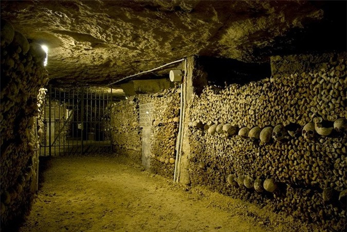 Bên dưới thủ đô Paris xinh đẹp của nước Pháp có một hầm mộ là nơi yên nghỉ của 6 triệu người. Những nét kiến trúc kỳ quái trong hầm mộ cũng như các câu chuyện bí ẩn ở đây khiến nhiều người thấy lạnh gáy và chắc chắn không muốn ở nơi này khi chỉ có một mình.