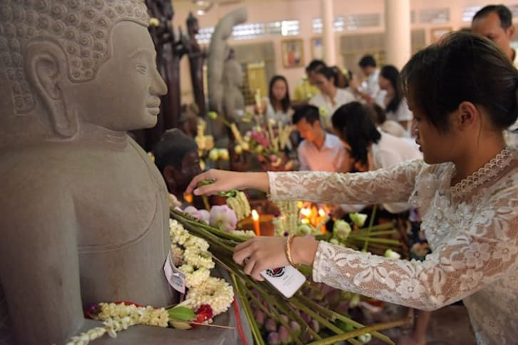 Lễ hội Pchum Ben (Campuchia): Từ cuối tháng 9 đến giữa tháng 10, mọi gia đình theo đạo Phật ở Campuchia tụ tập cùng nhau tổ chức lễ Pchum Ben để tưởng niệm người chết. Vào thời gian này, các nhà sư sẽ tụng kinh liên tục ngày đêm để mở cổng địa ngục. Người thân trong gia đình mang đồ ăn như gạo nếp và đậu gói trong lá chuối, dâng những giỏ hoa để bày tỏ lòng thành kính với tổ tiên. Đây cũng là dịp con cháu tổ chức lễ mừng thọ những người lớn tuổi.