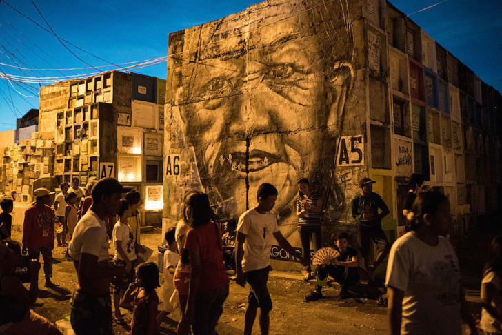 Lễ hội Pangangaluluwa (Philippines): Pangangaluluwa là một lễ hội truyền thống của Philippines. Vào ngày này, trẻ em nơi đây có một phiên bản "Treat or trick" riêng biệt. Những đứa trẻ thay vì nhận kẹo sẽ từ nhà này sang nhà khác, hát những bài hát truyền thống để xin tiền và đồ ăn. Tuy nhiên, nhiều người lợi dụng việc xin tiền cho lợi ích kinh tế, người dân đất nước đang cố gắng sử dụng kẹo thay thế trong dịp lễ với mục đích tốt đẹp hơn.