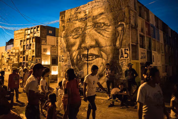 Lễ hội Pangangaluluwa (Philippines): Pangangaluluwa là một lễ hội truyền thống của Philippines. Vào ngày này, trẻ em nơi đây có một phiên bản "Treat or trick" riêng biệt. Những đứa trẻ thay vì nhận kẹo sẽ từ nhà này sang nhà khác, hát những bài hát truyền thống để xin tiền và đồ ăn. Tuy nhiên, nhiều người lợi dụng việc xin tiền cho lợi ích kinh tế, người dân đất nước đang cố gắng sử dụng kẹo thay thế trong dịp lễ với mục đích tốt đẹp hơn.
