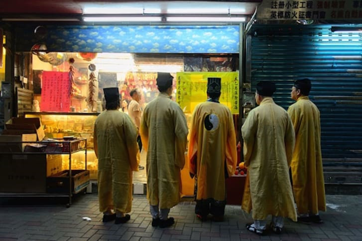 Lễ hội Ma đói (Hong Kong, Trung Quốc): Rằm tháng 7 âm lịch hàng năm, người dân Hong Kong tổ chức lễ hội ma đói. Mọi người tin rằng, những linh hồn sẽ trỗi dậy và lang thang khắp nơi vào thời gian này. Nhiều gia đình thực hiện phong tục đốt vàng mã, cúng thức ăn cho người quá cố ở thế giới bên kia.