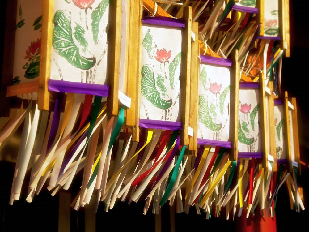 Lễ hội Obon (Nhật Bản): Bắt nguồn theo phong tục Phật giáo của Nhật Bản, đây là dịp để người dân xứ sở hoa anh đào cầu nguyện cho linh hồn tổ tiên. Vào rằm tháng 8 âm lịch hàng năm, người ta đặt trước cửa nhà một con ngựa làm từ các loại rau, đốt lửa nhỏ (gọi là "mukaebi") để đón người đã khuất trở về. Trong ngày cuối cùng, người Nhật thực hiện nghi thức thả thuyền giấy dọc theo các con sông, dâng bánh Okuridango... đưa tiễn những người quá cố trở về thế giới của họ. Ảnh: Readersdigest.