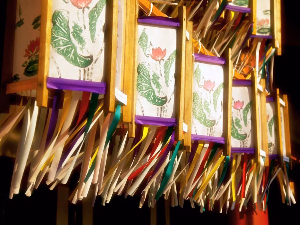 Lễ hội Obon (Nhật Bản): Bắt nguồn theo phong tục Phật giáo của Nhật Bản, đây là dịp để người dân xứ sở hoa anh đào cầu nguyện cho linh hồn tổ tiên. Vào rằm tháng 8 âm lịch hàng năm, người ta đặt trước cửa nhà một con ngựa làm từ các loại rau, đốt lửa nhỏ (gọi là "mukaebi") để đón người đã khuất trở về. Trong ngày cuối cùng, người Nhật thực hiện nghi thức thả thuyền giấy dọc theo các con sông, dâng bánh Okuridango... đưa tiễn những người quá cố trở về thế giới của họ. Ảnh: Readersdigest.