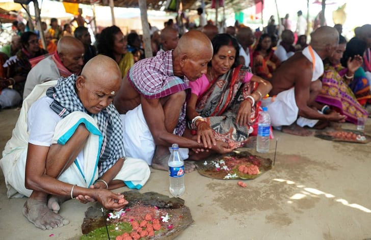 Lễ hội Pitru Paksha (Ấn Độ): Pitru Paksha là lễ hội truyền thống của đạo Hindu, kéo dài 16 ngày theo lịch âm. Người ta tin rằng thần chết Yama sẽ đưa linh hồn đến gặp 3 thế hệ trước đó của gia đình tại nơi chuộc tội. Trong dịp này, linh hồn được phép trở về Trái Đất để đoàn tụ với gia đình. Các thành viên phải thực hiện đầy đủ lễ Shraddha để bảo đảm những người thân có một nơi trú ngụ ở kiếp sau. Bên cạnh đó, nhiều gia đình sẽ nấu những món ăn cúng như kheer (gạo nếp và sữa), lapsi (cháo yến mạch), cơm, đậu lăng...