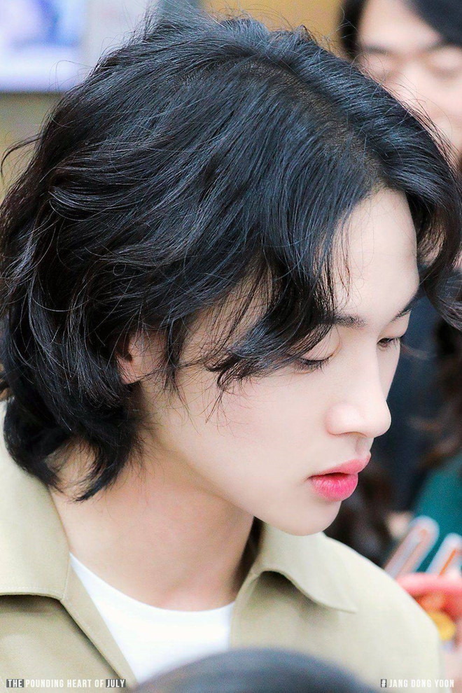 Ngày 28/10, truyền thông Hàn Quốc đưa tin Jang Dong Yoon tham gia một buổi fan meeting, trò chuyện với những người hâm mộ anh. Tại đây, nhan sắc chàng Jeon Nok Du khiến khán giả ngưỡng mộ.