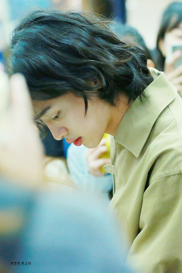 Nhiều công ty quản lý nghệ sĩ ấn tượng với vẻ ngoài thư sinh, điển trai của Jang Dong Yoon và mời gọi cậu gia nhập làng giải trí. Sau đó, Jang Dong Yoon hoạt động với tư cách người mẫu và có vai diễn đầu tiên vào năm 2016 trong phim Game Development Girls.