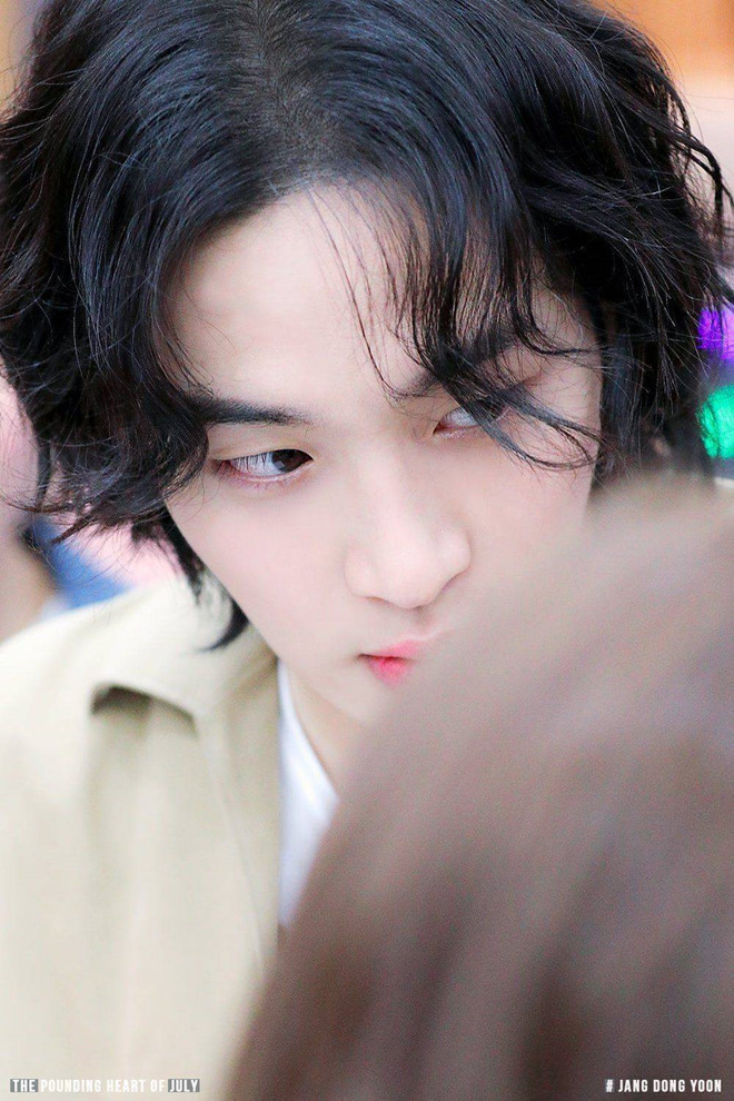 Jang Dong Yoon không chỉ sở hữu làn da trắng, đôi môi đỏ mà các nét trên khuôn mặt anh cũng thanh tú, đáng yêu phù hợp với vai diễn giả gái trong phim.