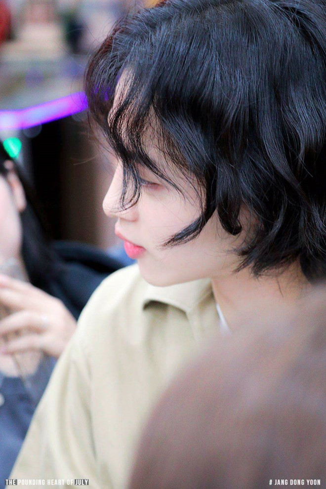 Nam diễn viên sinh năm 1992, bước chân vào làng điện ảnh qua một tình huống rất đặc biệt. Tháng 10/2015, khi đang mua sắm tại một cửa hàng tiện lợi, Jang Dong Yoon nhìn thấy nhân viên cửa hàng bị đe dọa bởi một tên cướp có vũ trang. Thay vì bỏ chạy như nhiều khách hàng khác, anh nhanh trí báo cảnh sát, đồng thời tìm cách kéo dài thời gian.