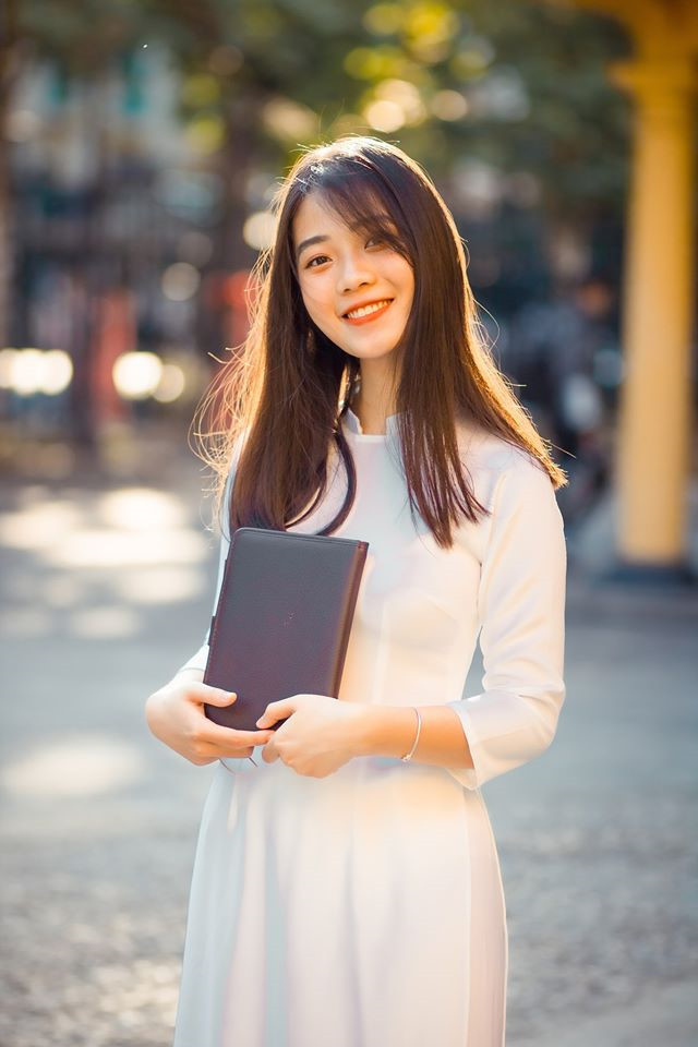 Bộ ảnh Linh An trong trang phục áo dài trắng, để tóc xõa tự nhiên mới đây được chia sẻ trên một số diễn đàn thu hút sự chú ý. Nhiều người dành lời khen cho nét đẹp trong trẻo, thanh tú của 10X. Một số dân mạng còn so sánh vẻ ngoài của Linh An với hình tượng nữ chính trong các bộ phim thanh xuân vườn trường.