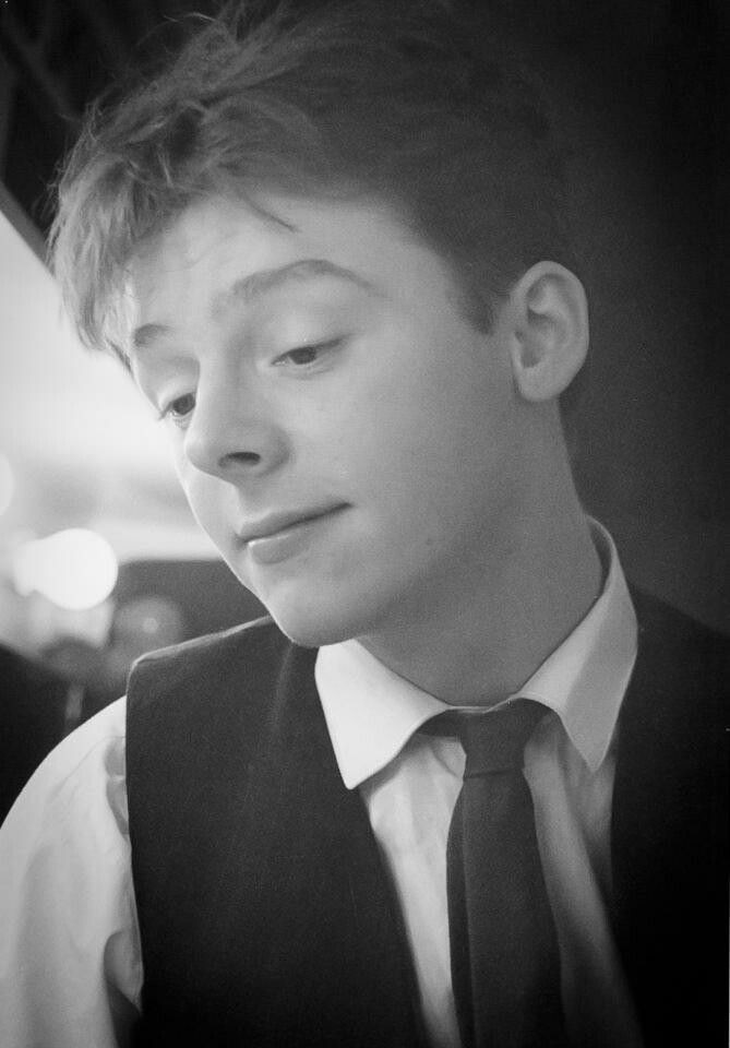 Simon Pegg sinh năm 1970 tại Anh. Năm 16 tuổi, anh theo học chuyên ngành Văn học và Sân khấu Anh tại trường Stratford-upon-Avon College rồi bén duyên với nghệ thuật từ đó. Ở tuổi đôi mươi, Pegg có ngoại hình lãng tử, phong độ và thu hút, khiến nhiều bạn nữ phải thầm thương trộm nhớ.