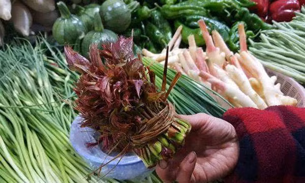 Loai rau day ray o nong thon nhung vao sieu thi ban gia chot vot