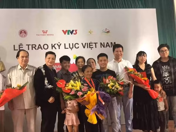 Kenh Youtube 'Ba Tan Vlog' duoc cap bang xac nhan ky luc Viet Nam-Hinh-3