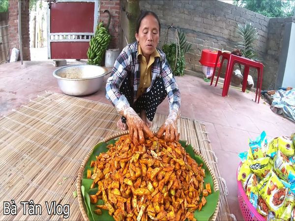 Kenh Youtube 'Ba Tan Vlog' duoc cap bang xac nhan ky luc Viet Nam