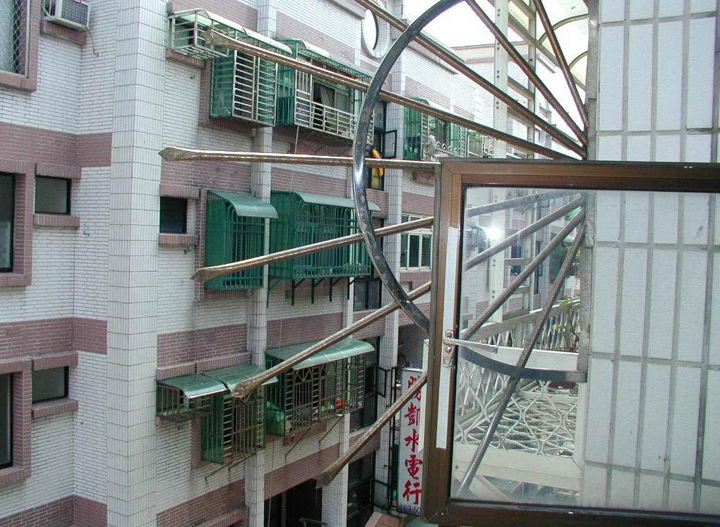 Nhìn khá đẹp nhưng lại nguy hiểm và không có công dụng che chắn ban công, đề phòng có người ngã xuống, vậy công dụng thực sự của khung sắt hình vòng cung có thanh kiếm nhọn này là gì?