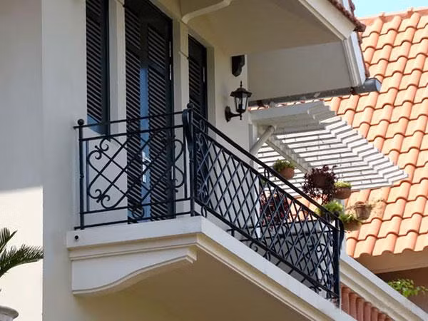 Ngày nay, nhà cao tầng đua nhau mọc lên san sát nhau, nên bọn trộm có thể dễ dàng trèo leo từ ban công của nhà này sang nhà kia để thực hiện hành vi trộm cắp.