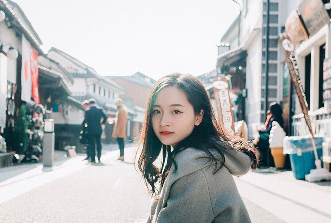 Huyền Trang (Boon Trang) cũng xinh đẹp và tài năng không kém chị gái. Cô từng giành giải nhất cuộc thi Got talent của trường THPT quốc tế Newton, á hậu 1 của cuộc thi Miss Vysa mùa 2015 – 2016 tổ chức tại Nhật Bản và giữ chức phó chủ tịch của hội thanh niên sinh viên Việt Nam tại Okayama.