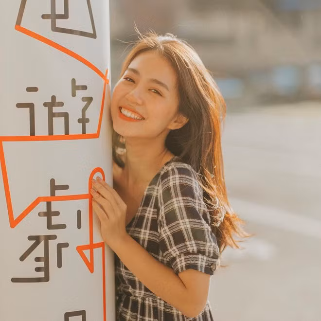 Mẫn Tiên (Nguyễn Mẫn Thủy Tiên, 22 tuổi) nổi tiếng khi là một thành viên trong "bộ ba sát thủ" Hà thành, bên cạnh Quỳnh Anh Shyn và An Japan. Sở hữu vẻ ngoài trong trẻo, ngọt ngào, 9X là gương mặt được nhiều bạn trẻ Việt yêu mến.