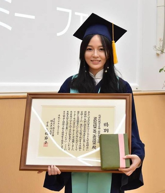 Cô chị Mỹ Huyền giành nhiều giải thưởng trong cả học tập lẫn các cuộc thi nhan sắc. 9X từng lọt top 10 của cuộc thi Top girl. Sở hữu nét đẹp trong sáng, Huyền còn là mẫu ảnh cho một số nhãn hàng tại Nhật.