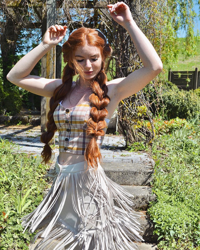 Hiện Roxanna đang sống tại Allgau, bang Baden-Wurttemberg, Đức. Nhờ mái tóc đỏ tự nhiên hiếm có, 9X thường được chọn là mẫu ảnh cho một số nhãn hàng. Trên trang cá nhân có 79.000 người theo dõi, cô thường đăng ảnh khoe những chuyến du lịch và mái tóc bồng bềnh của mình.