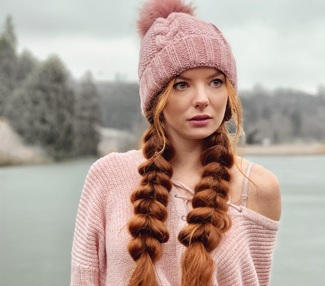 Ngoài việc chăm sóc tóc, cô còn quan tâm đến thời trang. Hot girl người Đức thường chọn những trang phục năng động, trẻ trung nhưng không kém phần quyến rũ. *)Title do Kiến Thức biên tập lại