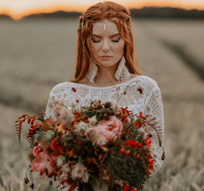 Ngoài sở hữu gương mặt khả ái, thân hình cân đối, Laura Roxanna (24 tuổi) còn được chú ý nhờ sở hữu mái tóc đỏ tự nhiên. Vì sự đặc trưng này, nhiều người ưu ái gọi cô là "hot girl tóc đỏ", "công chúa tóc mây".