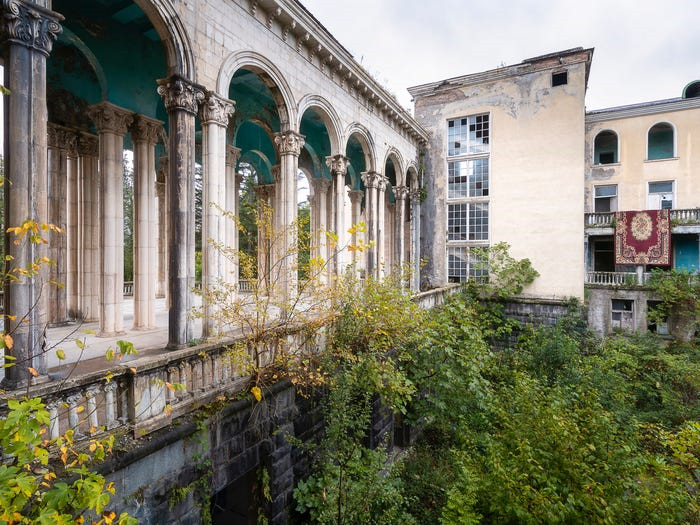 Khu nghỉ dưỡng nằm tại thành phố Tskaltubo, tọa lạc ở tây Gruzia, nổi tiếng với nguồn suối nước nóng. Nơi đây từng phục vụ những nhân vật quyền lực và giàu có tại các nước Liên Xô cũ.