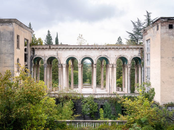 Thành phố Tskaltubo từ thế kỷ 7 đã là địa điểm du lịch nổi tiếng ở châu Âu, nhờ vào nguồn suối nước nóng trứ danh.