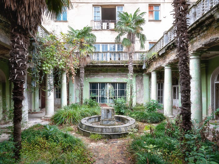 Vào thời điểm còn hoạt động, khu nghỉ dưỡng hạn chế đồ uống có cồn và những hoạt động gây ồn.