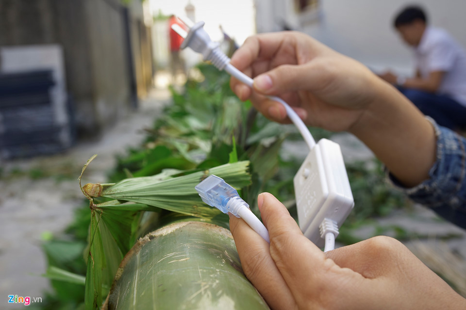 Đèn nháy để cây nêu phát sáng vào buổi tối.