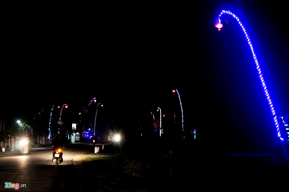 Buổi tối, dọc các con đường ở các miền quê Hà Tĩnh lấp lánh ánh đèn nhấp nháy của những cây nêu chót vót. Ngày hạ nêu thường vào mùng 7 tháng Giêng.