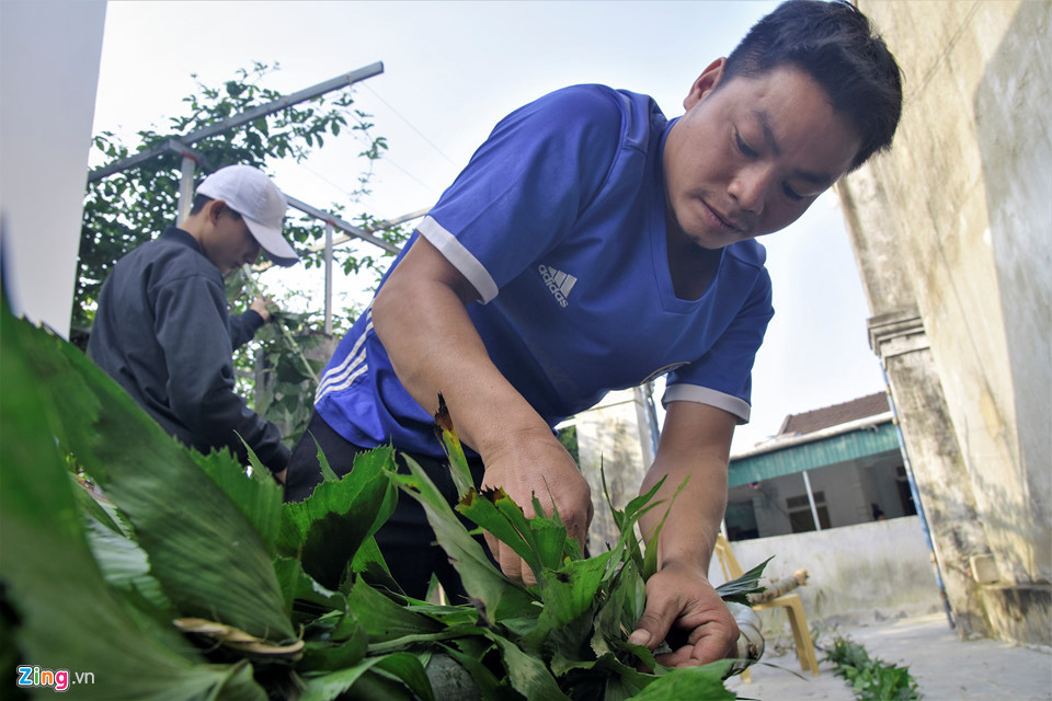 Năm nay, anh Lê Quang Lâm (34 tuổi, trú xã Thạch Châu) cùng một số người trong thôn nhận làm hơn 40 cây nêu cho người dân trong xã và các xã lân cận. Từng nhiều năm làm cây nêu, anh Lâm cho biết cứ đến ngày 18 tháng Chạp là người dân lại gọi điện thuê làm. "Nêu có loại to, nhỏ khác nhau, tùy nhu cầu người đặt mà mình lựa chọn làm. Nêu sẽ được buộc lá đủng đỉnh, trang trí bóng nháy sặc sỡ, treo cờ, đèn lồng tùy theo gia chủ đặt. Nêu có giá 1-1,7 triệu đồng/cây, trừ chi phí, lãi khoảng 400.000 đồng", anh Lâm nói.