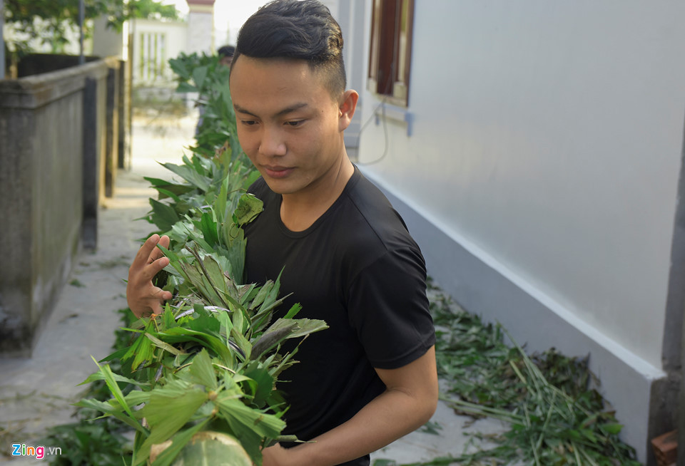 Mỗi ngày, nhóm thợ làm từ 10-12 cây nêu. Những cây làm xong được mang đến nhà người đặt hàng và dựng cho họ hoặc để gia chủ tự dựng trước cổng.