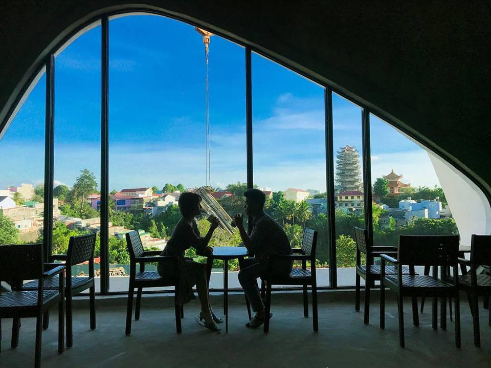 Thưởng thức những ly cà phê thơm ngon được pha chế một cách độc đáo hoặc thả dáng "sống ảo" trước khung cảnh ấn tượng trong và ngoài bảo tàng.