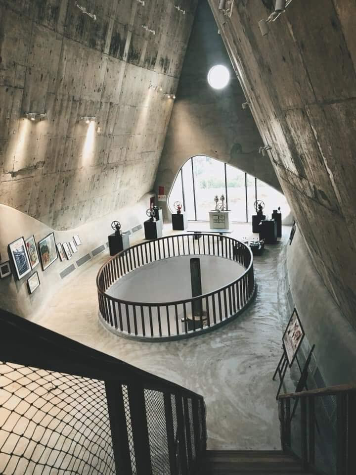 Là một tổ hợp bao gồm các không gian trưng bày bảo tàng, triển lãm, thư viện ánh sáng, hội thảo, thưởng lãm cà phê…