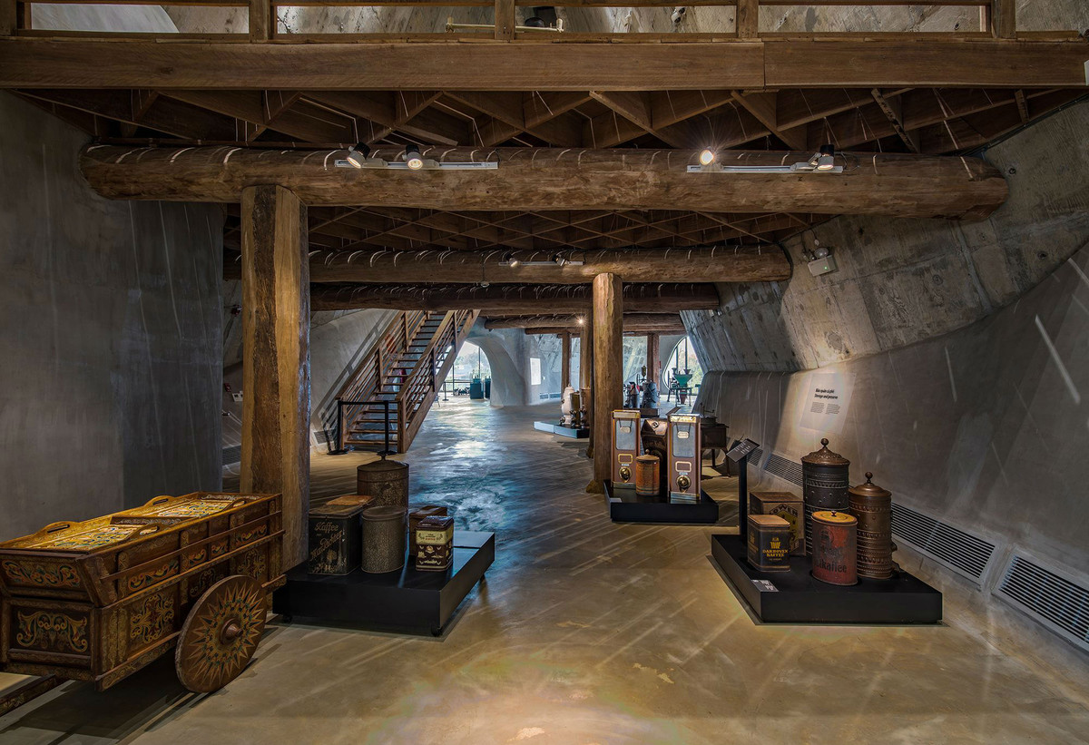 Tại bảo tàng cà phê còn gây ấn tượng khi sử dụng vật liệu mang hơi hướng địa phương như phiến đá bazan hình thành qua hàng triệu năm về trước.