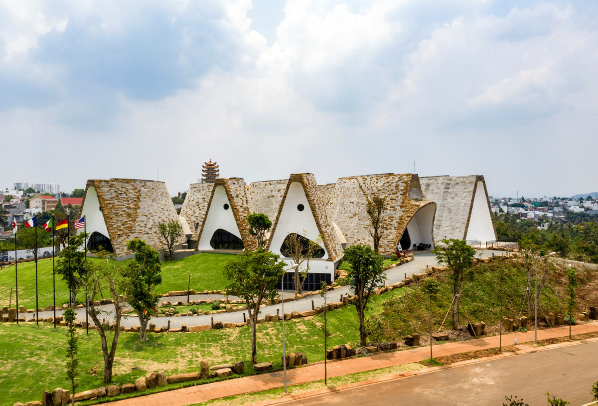 "Thủ phủ cà phê toàn cầu" được xây dựng bởi một tập đoàn cà phê trong nước, nằm trên đường Nguyễn Đình Chiểu, TP. Buôn Ma Thuột.